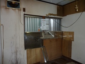 キッチンは取り外され。。。