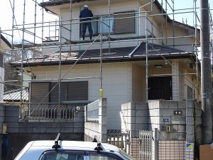 コーキング剥がし作業中。。。