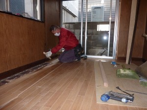 居間のフローリング張り作業中。。。