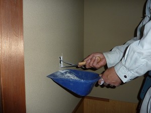 後はコンセントの形に壁を加工して。。。。。
