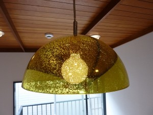 味のある照明機器ですね。