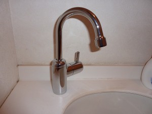 トイレカウンター用水栓金具も新しく。。。