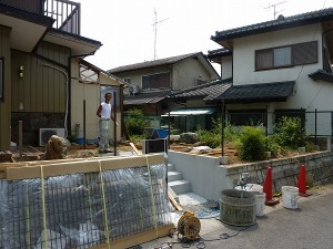フェンスの柱を立てて。