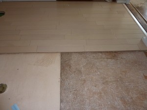 ボンド張りの直張り防音フロア作業中。