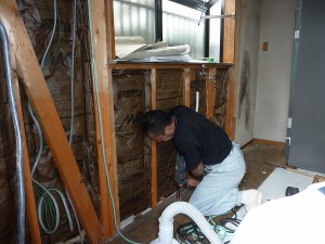 水廻りの配管直し工事中。