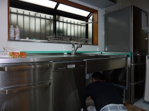 給排水管を接続し。