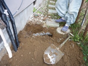 給排水管工事途中。