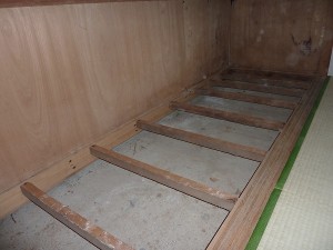 ベニヤを剥がし。。。
