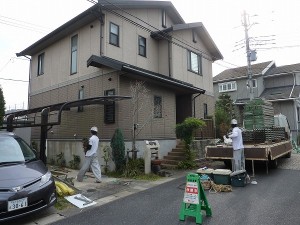 仮設足場組立中。