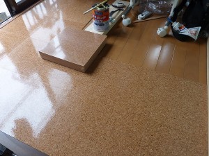 コルクタイル張り施工中。