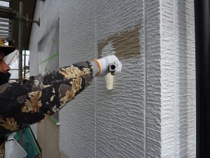 外壁は水性フッ素塗料で下塗り中。